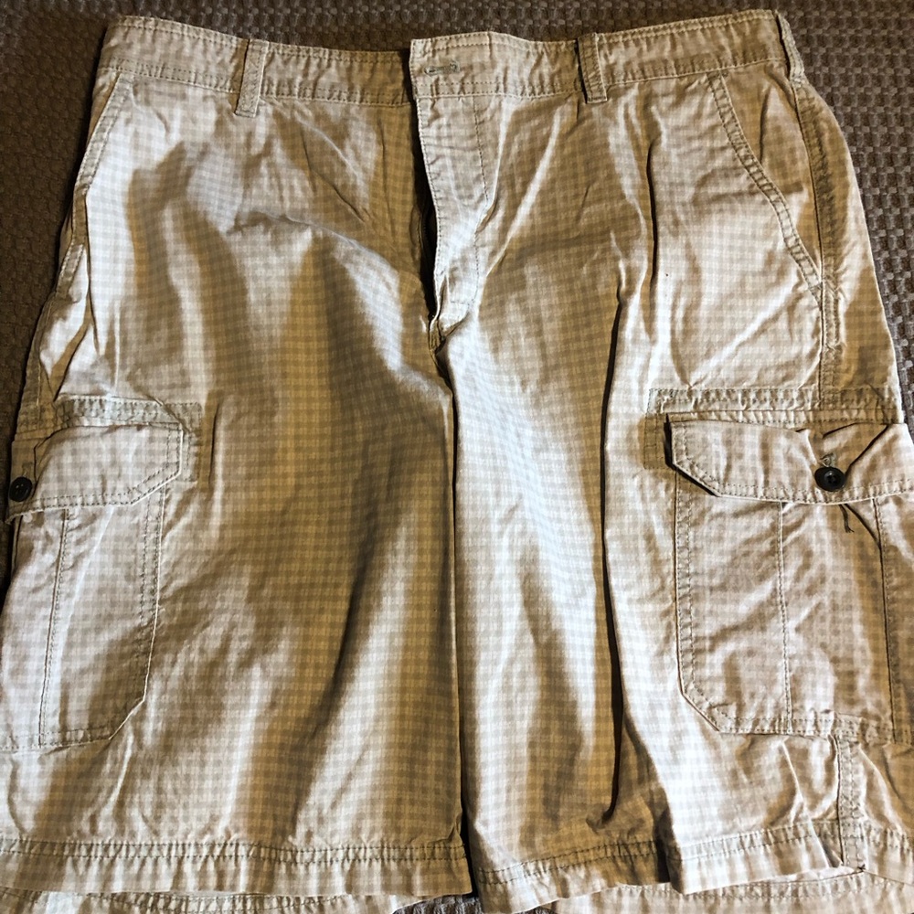Izod Men's Light Khaki Checked Pattern Cargo Shorts